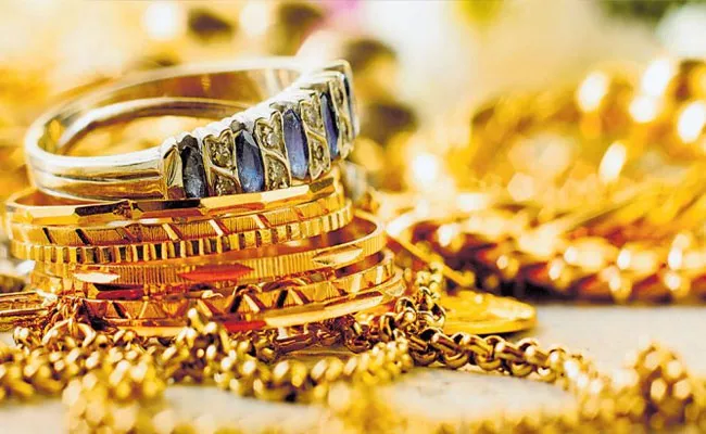 Thieves Steals Gold Ornaments In Dichpally During Marriage - Sakshi