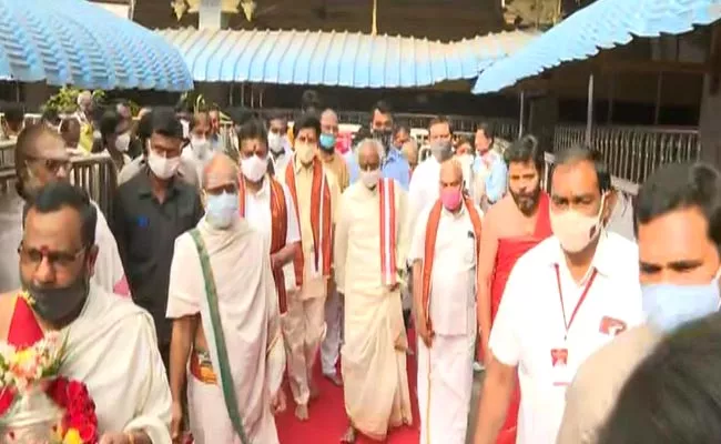 Himachal Pradesh Governor Bandaru Dattatreya Visits Durga Temple - Sakshi