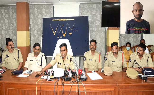 Vizag Police Arrested aA Thief Who Stolen Jewelery At Wedding - Sakshi