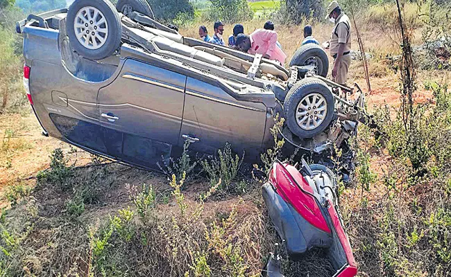 EX MLA Donthi Madhava Reddy Met With Road Accident - Sakshi