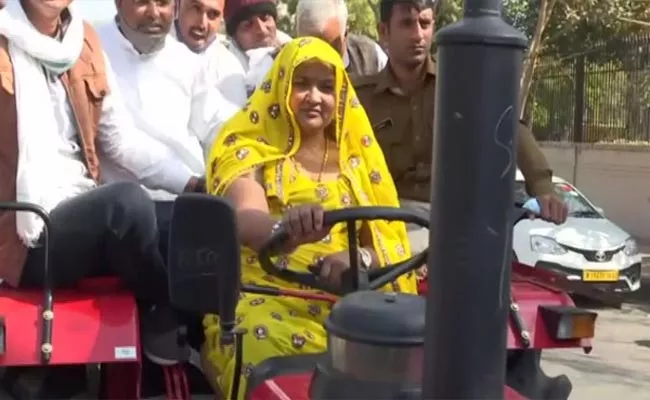 Rajasthan Congress MLA Reaches Assembly On Tractor - Sakshi