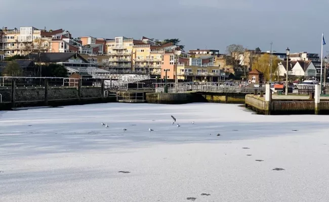River Thames frozen over at Teddington Lock as Britain - Sakshi