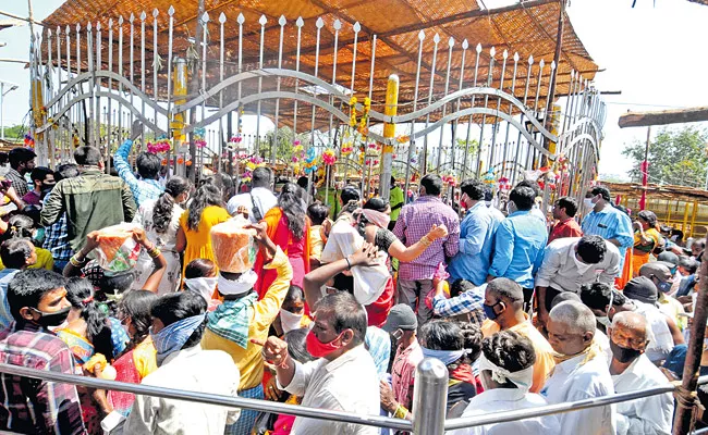 Medaram Temple Closed For 21 Days As Employees Test Covid 19 Positive - Sakshi
