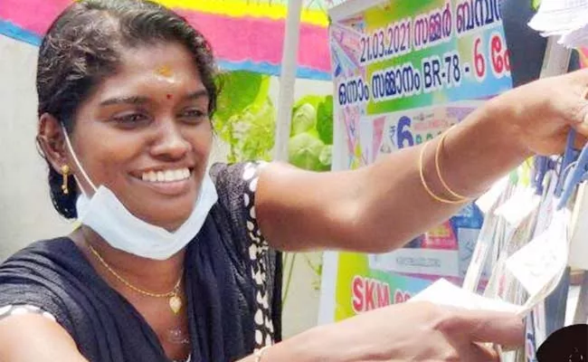 Kerala Lottery Seller Delivering Rs 6 Cr Bumper Ticket To Winner - Sakshi