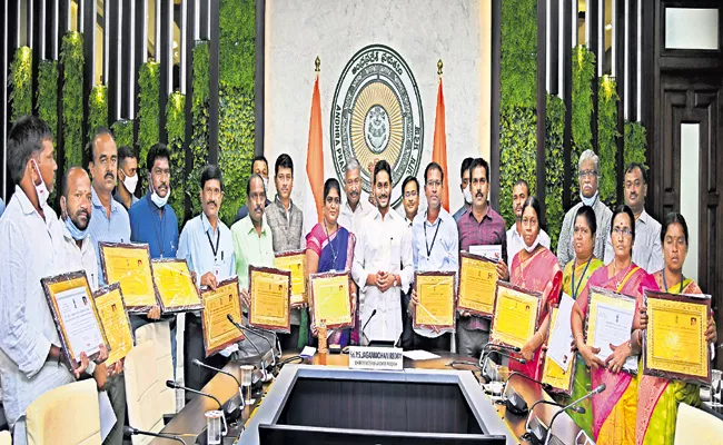 CM Jagan presented the awards to Panchayats, Zones at CM camp office in Thadepalli - Sakshi