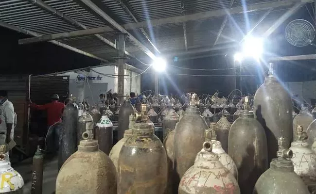 One Rupee Oxygen Cylinder Refill In Hamirpur, Uttar Pradesh - Sakshi