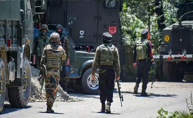 Special Police Officer And Family Was  Assisinated By Terrorists In Pulwama - Sakshi