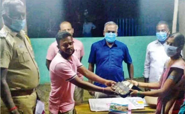 Tamil Nadu Man Returns Bag Contains Rs 150000 Find On Road - Sakshi