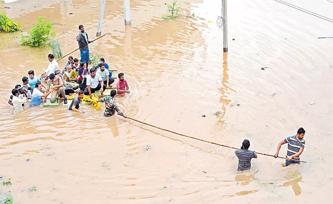 Telangana Floods 31 Stuck At Manthani Gautameshwar Temple - Sakshi