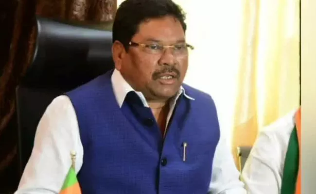 Adilabad MP Soyam Bapu Rao Fires On CM KCR - Sakshi