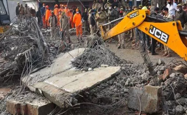 Heavy Rains: Roof Collapses Tragedy In Uttara Pradesh - Sakshi