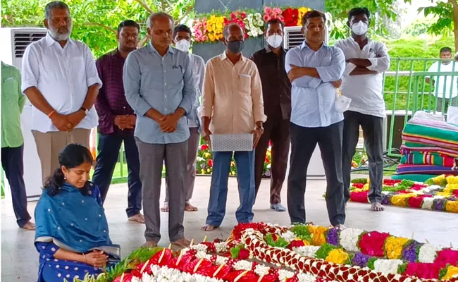 YS Bharathi Pays Tribute To YSR At Idupulapaya - Sakshi