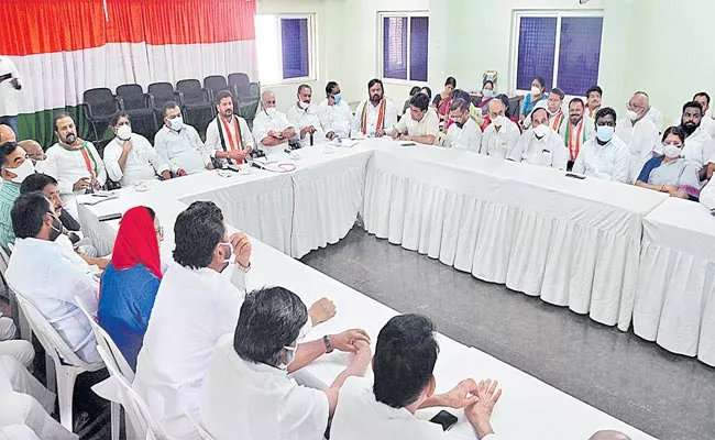 TPCC Leaders Gathered At Telangana Gandhi Bhavan - Sakshi