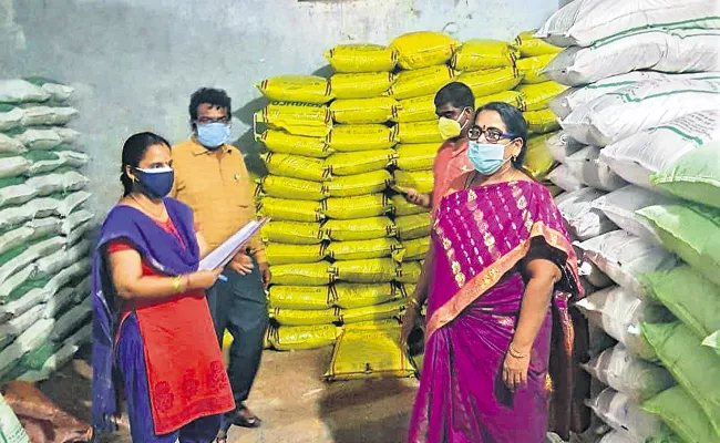 Inspections at fertilizer stores across Andhra Pradesh - Sakshi