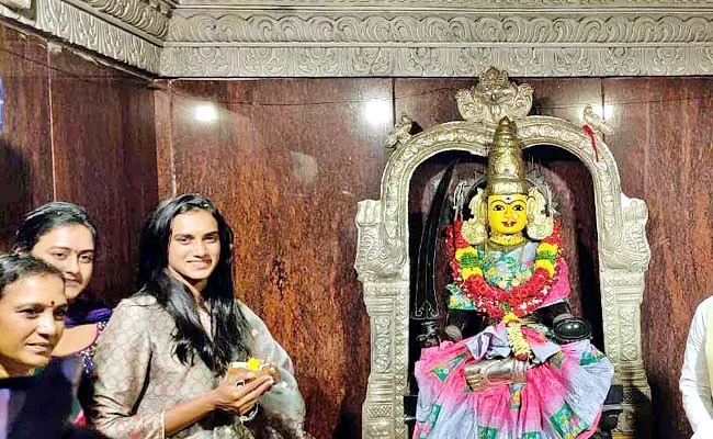 PV Sindhu Visited Ratnalamma And Dwaraka Tirumala Temple - Sakshi