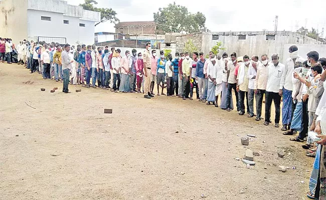 Telangana: Farmer Standing In The Queue Struggling For Urea - Sakshi