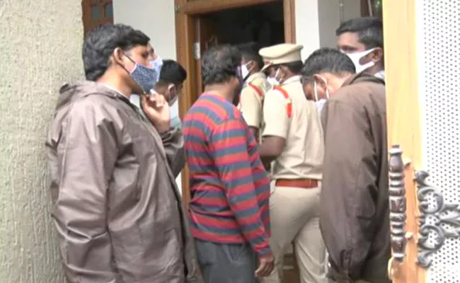 Five Members Of The Same Family Were Attacked In Warangal - Sakshi