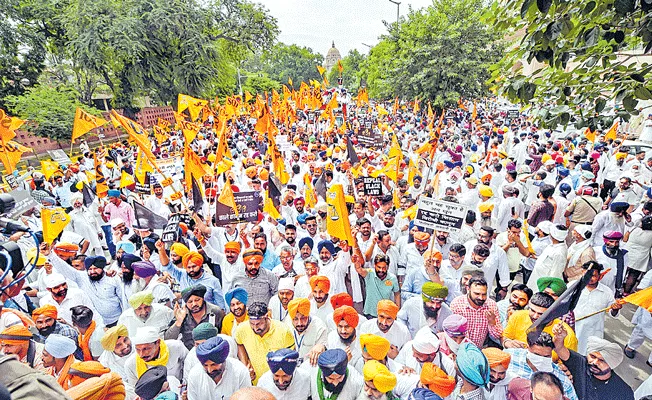 Shiromani Akali Dal takes out protest march against farm laws - Sakshi