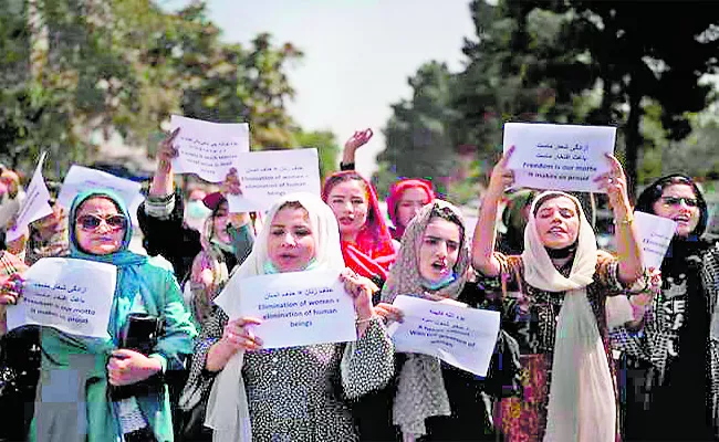 Afghanistan Talibans Orders Women Government Employees Stay At Home - Sakshi