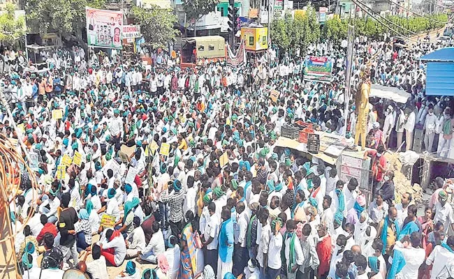 Telangana: Farmers Stage Protest Demanding Reopening Of Sugar Factory - Sakshi