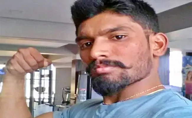 Love Failure Gym Trainer Selfie Suicide At Karnataka - Sakshi
