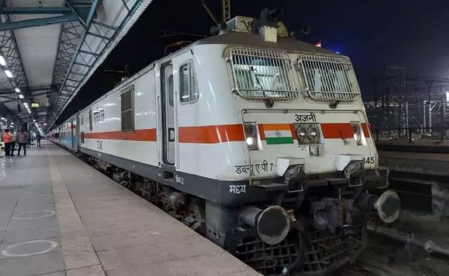11 Lakh Indian Railways Employees to Get Bonus Equal to 78 Days Wages - Sakshi