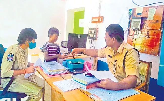 Ten Years Boy Complaint At The Police Station In Bhadradri Kothagudem District - Sakshi