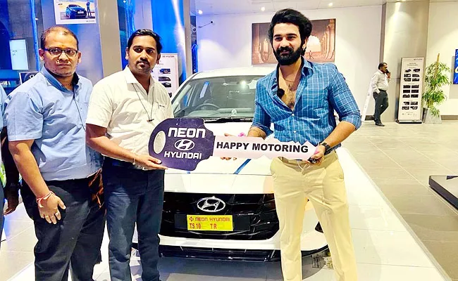 Bigg Boss Akhil Sarthak Costly Car Gift To His Father, Pics Goes Viral - Sakshi