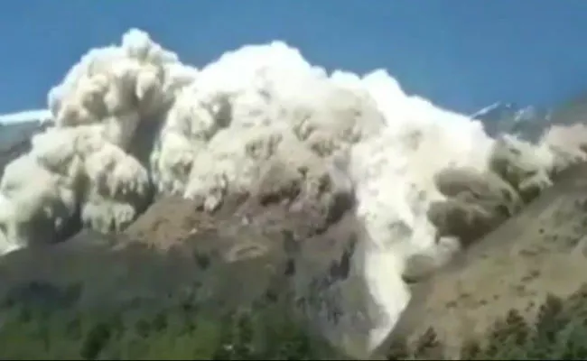 Massive Avalanche On A Snow Capped Mountain In Nepal Is Goes Viral On Social Media - Sakshi
