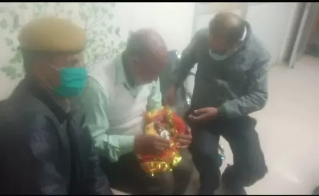Viral Agra Doctors Bandaged The Broken Arm Of A Lord Krishna Idol On Crying Priest Request  - Sakshi