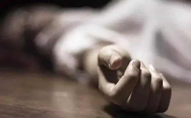 Assam Man Hang To Death At Hyderabad Due Financial Problems - Sakshi