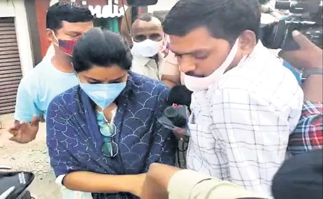 Telangana: Narsingdi Police Inquired Over Shilpa Chowdhury - Sakshi