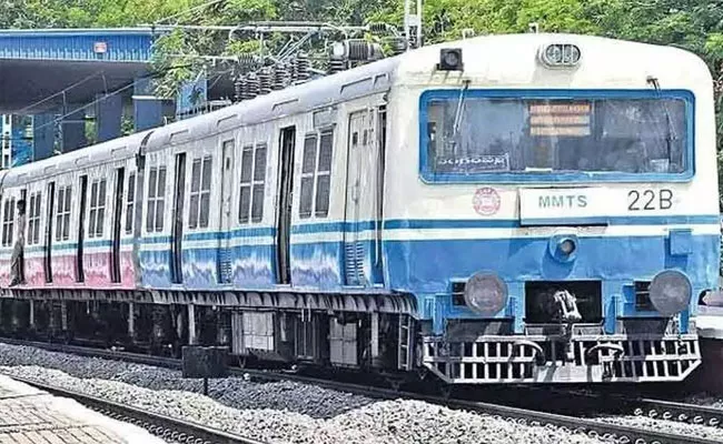 Hyderabad: Man Created Hulchul With Knife In MMTS Train - Sakshi