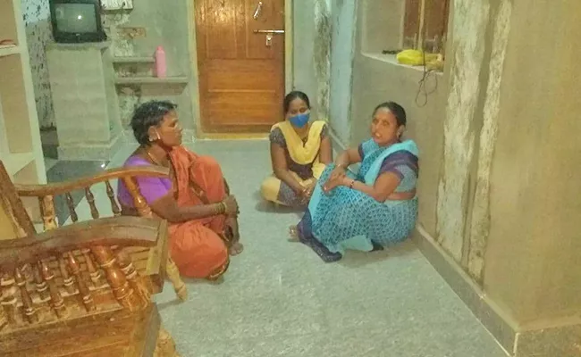 Woman Protest At Boyfriend House To Get Married In Adilabad - Sakshi