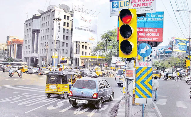 Traffic Police Planning To Go Home Who Violate Traffic Rules - Sakshi
