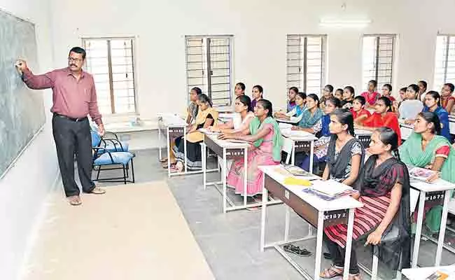 Telangana: Extra Classes Held For Intermediate Students Due Corona Pandemic - Sakshi