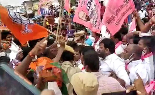 Clashes Between TRS And BJP Activists In Janagama - Sakshi