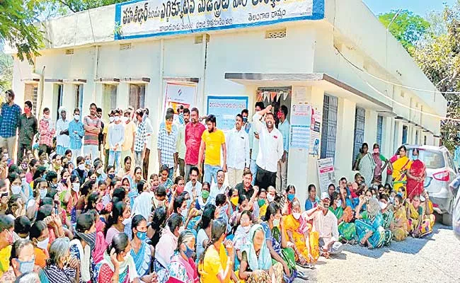 Khammam: Dalits Protest Due To Dalit Bandhu Scheme Is Unfair - Sakshi