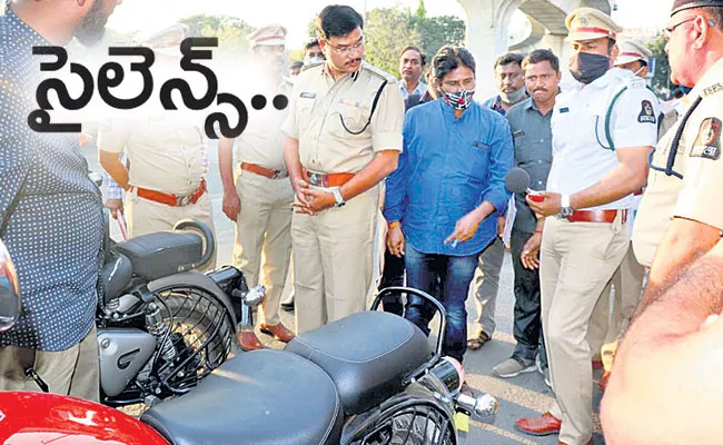 Hyderabad Traffic‌ Police Check Vehicle Noise Pollution - Sakshi