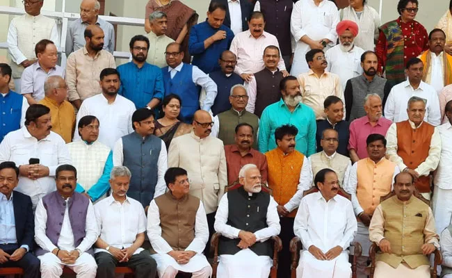 Retiring Members of Rajya Sabha pose for Photograph With PM Narendra Modi - Sakshi
