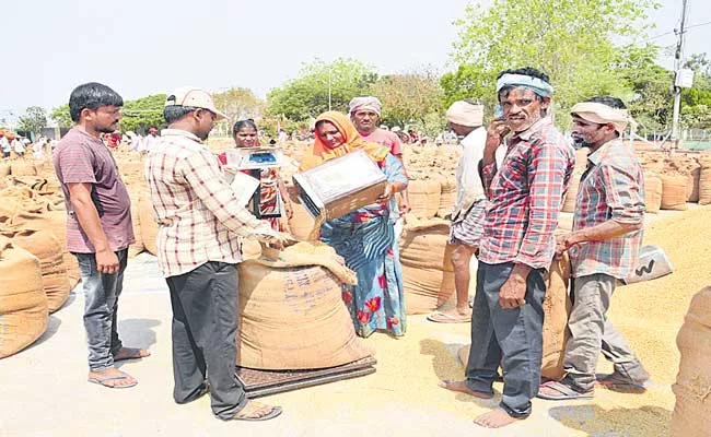 Paddy Purchase At Suryapet Market Yard - Sakshi