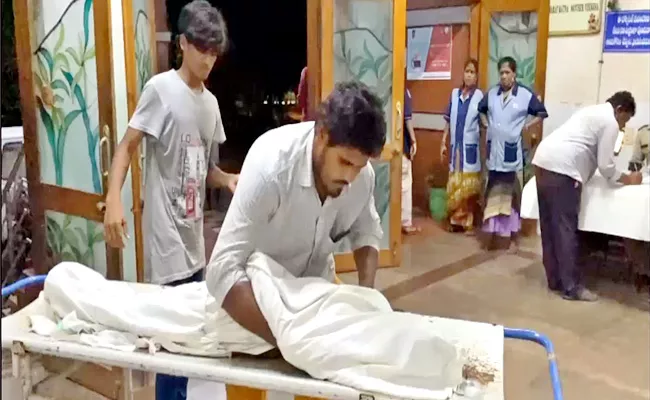 Tirupati: Ambulance Mafia In Ruia Hospital Not Allow Free Ambulance - Sakshi