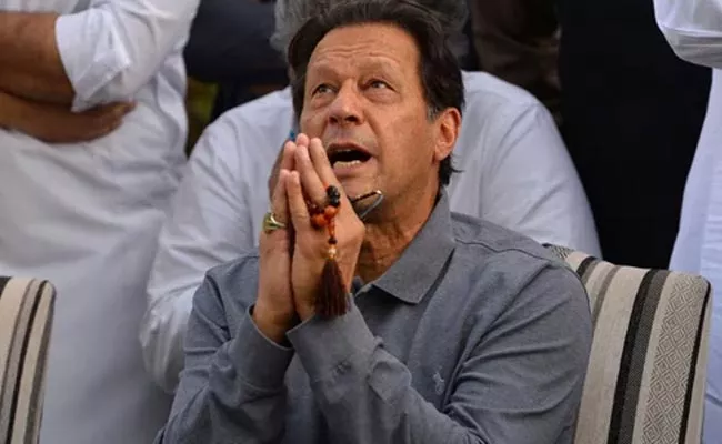Imran Khan And Supporters Raising Slogans Against Pak PM - Sakshi