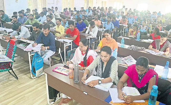 Khammam: No Facilities In Library For Aspirants Telangana Job Notification - Sakshi