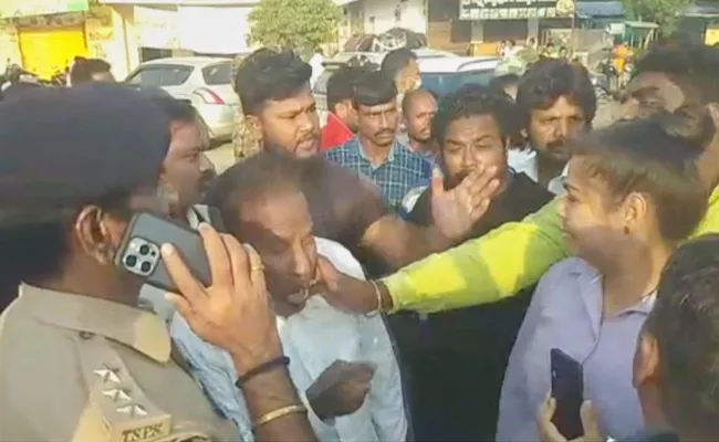 TRS Leaders Attack On KA Paul In Jakkapur Siddipet District - Sakshi