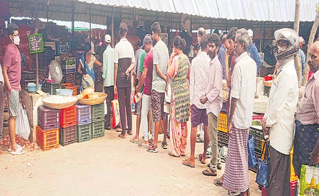 AP Govt Arranged 47 Rythu Bazaars for Relief High Tomato Prices - Sakshi