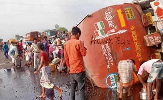 Locals Loot Oil After Tanker Overturns On Highway - Sakshi
