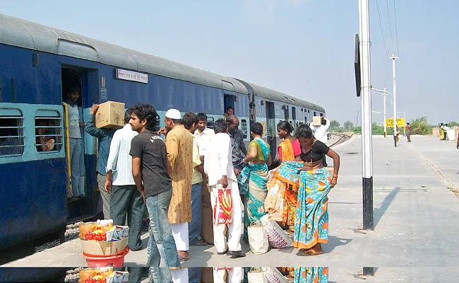 Krishna Railway Station Mahabubnagar Local Demands To Halt Express Trains - Sakshi