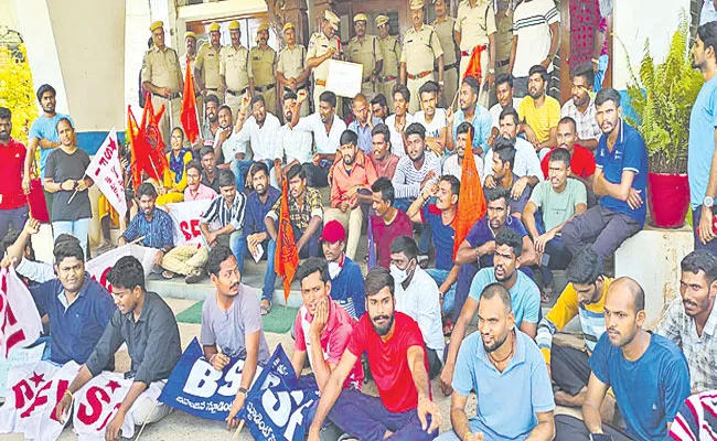 Kakatiya University Students Protest To Reopen Of University Hostels - Sakshi