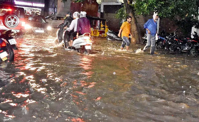 Heavy Rains And Floods Telangana Govt Issues Red Alert These Districts - Sakshi